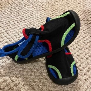 7M Oshkosh swim water shoes